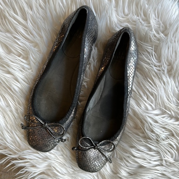 Stuart Weitzmam Pewter Snake Embossed Ballet Flats Size 7.5 - Picture 1 of 11